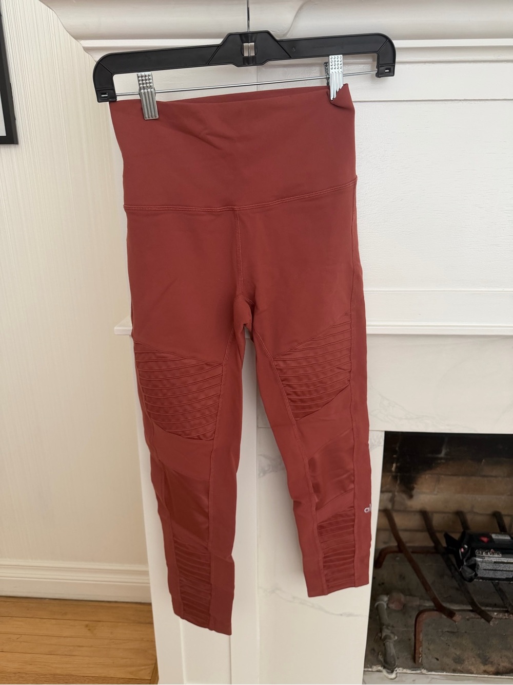 ALO Yoga High-Waist Rust Leggings with Textured Knee Panels